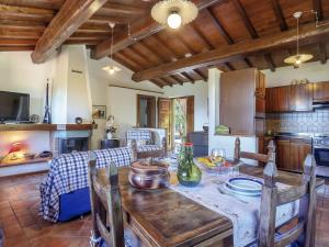 een keuken met een houten tafel met stoelen en een tafel bij Holiday Home Le Bore - CNG122 by Interhome in Sassi