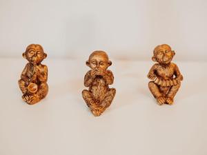 Rudenka的住宿－Świerkowe Wzgórze，一只小猴子的四个小黄铜像
