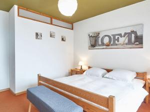 um quarto com uma cama e um banco em Apartment Wildhorn 322 by Interhome em Les Collons