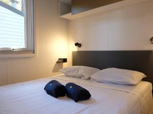 1 dormitorio con 1 cama con 2 almohadas azules en Holiday Home Bella Italia-8 by Interhome, en Peschiera del Garda