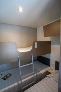 1 dormitorio con 2 literas en una habitación en Holiday Home Bella Italia-8 by Interhome, en Peschiera del Garda