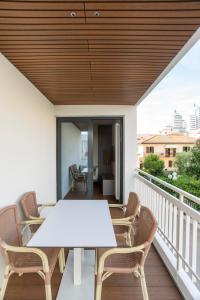 uma varanda com uma mesa branca e cadeiras em Residence Atlantico em Lido di Jesolo