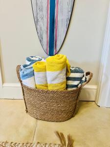 - un panier rempli de serviettes devant un miroir dans l'établissement Orchard House, à Winfrith Newburgh