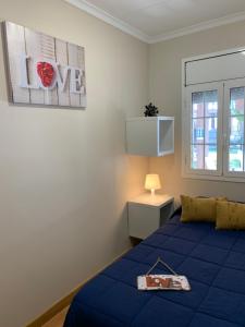 una camera con un letto blu e una finestra di Casa de sueños Benasha a Deltebre