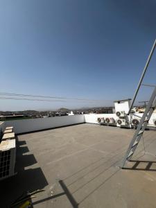 - une vue depuis le toit d'un bâtiment dans l'établissement Santos House Praia, à Praia