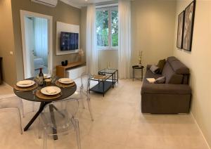 sala de estar con mesa y sofá en Bruno Apartment, en Ariano Irpino