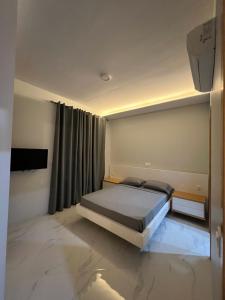 Una cama o camas en una habitación de Santos House Praia