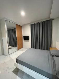 1 dormitorio con cama y espejo grande en Santos House Praia en Praia