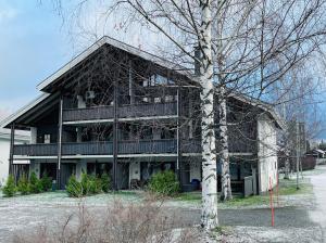 ein Gebäude mit einem Baum davor in der Unterkunft Tahkonloft in Kuopio
