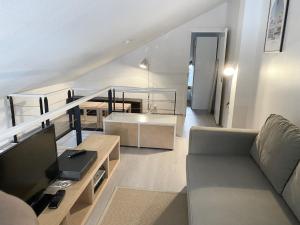 庫奧皮奧的住宿－Tahkonloft，客厅配有沙发和桌子