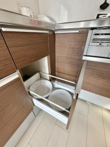 - une cuisine avec une armoire ouverte et 2 toilettes dans l'établissement 最大5名宿泊 黒門市場徒歩1分 日本橋駅徒歩2分道顿堀難波心斎橋徒步7分金悦マンション, à Osaka