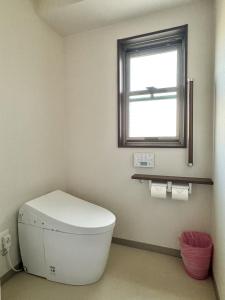 a bathroom with a toilet and a window at 最大5名宿泊 黒門市場徒歩1分 日本橋駅徒歩2分道顿堀難波心斎橋徒步7分金悦マンション in Osaka