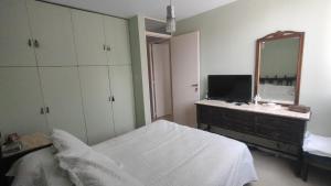 a bedroom with a bed and a dresser and a mirror at Departamento en excelente área in Villa Marini