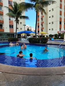 un grupo de personas en la piscina de un hotel en Jardins das Thermas Caldas Novas perto do Clube Privê, en Caldas Novas