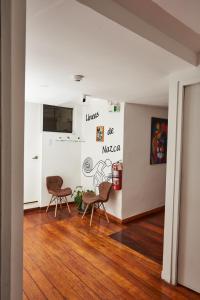 una stanza con due sedie e un muro con dei disegni sopra di Hostel Prada a Lima