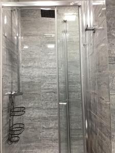 La salle de bains est pourvue d'une douche avec une porte en verre. dans l'établissement Aachen Hotel, à Liverpool