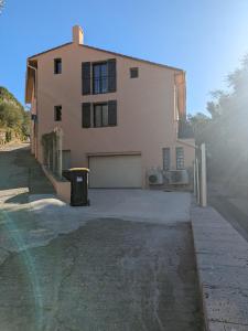 une grande maison avec une allée en face de celle-ci dans l'établissement T2 bord de mer avec garage, à Collioure