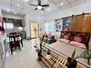 een grote woonkamer met een bed en een keuken bij Guillermo Residence in Malaybalay