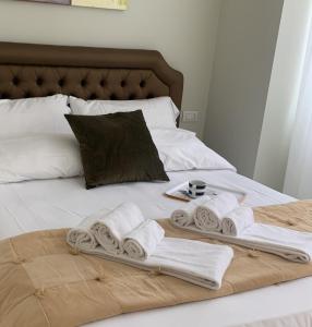 Una cama con toallas encima. en Bruno Apartment, en Ariano Irpino