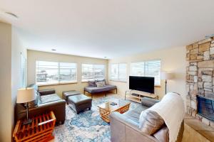 卡幽卡思的住宿－Ocean Mornings，带沙发和平面电视的客厅