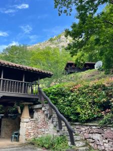 Casa rural en Redes في Ríoseco: منزل به درج يؤدي إلى الجبل
