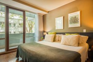 een slaapkamer met een groot bed en een raam bij Central Location Full Amenities heart Palermo Soho powered by Argenhost -T107- in Buenos Aires