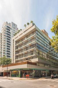 een groot kantoorgebouw met een straat ervoor bij Central Location Full Amenities heart Palermo Soho powered by Argenhost -T107- in Buenos Aires