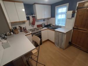 Køkken eller tekøkken på Cozy Village Cottage