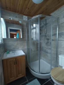 Et badeværelse på Cozy Village Cottage