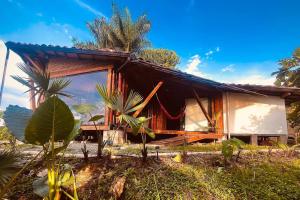 una casa con techo de gambrel encima en BooHouse - A Wild Cabin in Colombia, en Caicedonia