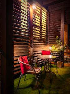 un patio con mesa, sillas y persianas en AMADA CITY CENTER en Iaşi