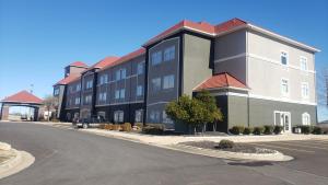 um grande edifício ao lado de uma rua em La Quinta by Wyndham Shawnee em Shawnee