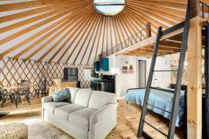 - Sala de estar con sofá en una yurta en Modern Yurt w River Access, Hot Tub, WiFi & Grill, en Wardensville