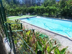 una piscina en un patio con una valla en Cuore del Cilento, en Piaggine