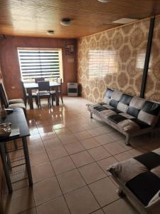 uma sala de estar com um sofá e uma mesa em Ruta Austral - Coyhaique em Coihaique