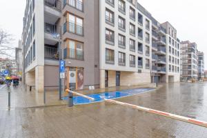 a building with a pool in the middle of a street at Apartament Gąsiorowskich 4 Friendly in Poznań