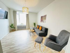 un soggiorno con 2 sedie e un divano di aday - 4 bedrooms holiday apartment in Bronderslev a Brønderslev