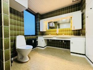 a bathroom with a toilet and two sinks at aday - 4 bedrooms holiday apartment in Bronderslev in Brønderslev +18 photos