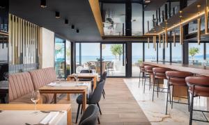 Aminess Laurel Khalani Hotel餐厅或其他用餐的地方