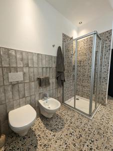 烏爾蒂莫的住宿－Gasthof Eggwirt，带淋浴、卫生间和盥洗盆的浴室