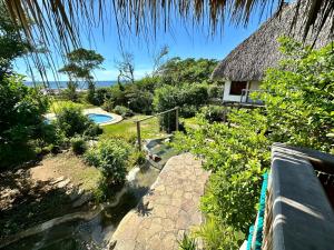 een uitzicht op een resort met een zwembad en een huis bij Miravalle Eco Surf in Sonsonate