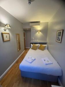 Säng eller sängar i ett rum på Coronation Hotel