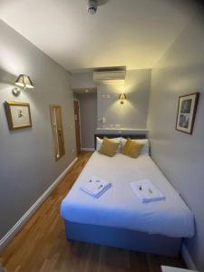 Postel nebo postele na pokoji v ubytování Coronation Hotel