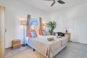 Ένα ή περισσότερα κρεβάτια σε δωμάτιο στο Belnem Breeze Kas di Mars with Communal Pool