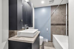 Koupelna v ubytování Spacious 3 bedrooms/2 bathrooms condo in Montreal