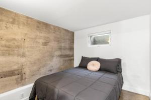 Postel nebo postele na pokoji v ubytování Spacious 3 bedrooms/2 bathrooms condo in Montreal