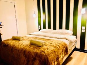 凱里尼亞的住宿－Bohemian Residence，一张床上有两个枕头的房间