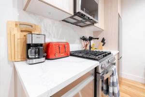 Dapur atau dapur kecil di 323-1 Specious 2BR Williamsburg