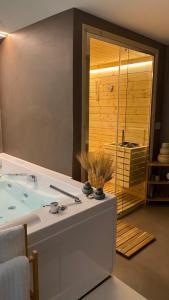 ein Badezimmer mit einer Badewanne und einem großen Spiegel in der Unterkunft Calamarina B&B in Vietri