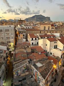 eine Luftansicht einer Stadt mit Gebäuden in der Unterkunft Al Cassaro - holiday home in Palermo